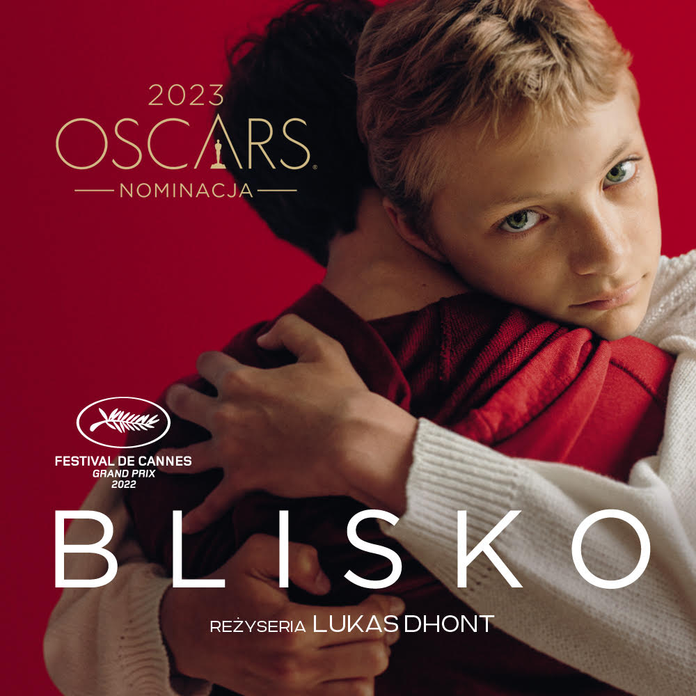 Plakat filmowy - dwóch chłopców obejmuje się, jeden patrzy prosto w obiektyw. Napisy "Oscars 2023 Nominacja" "Blisko, reżyseria Lukas Dhont"
